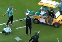 خودروی حمل مصدوم، بازیکن دیگری را مصدوم کرد!