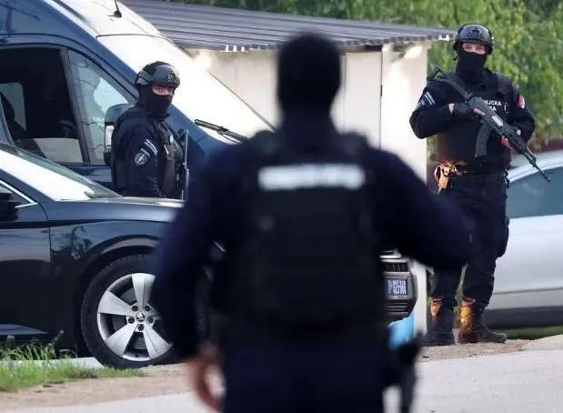 تیراندازی مقابل پارلمان صربستان/ ووچیچ: اقدام تروریستی بود