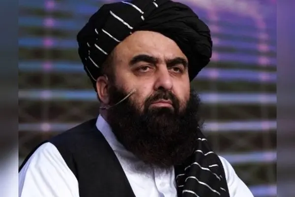 ترفند وزیر خارجه طالبان برای دور ماندن از یک زن!