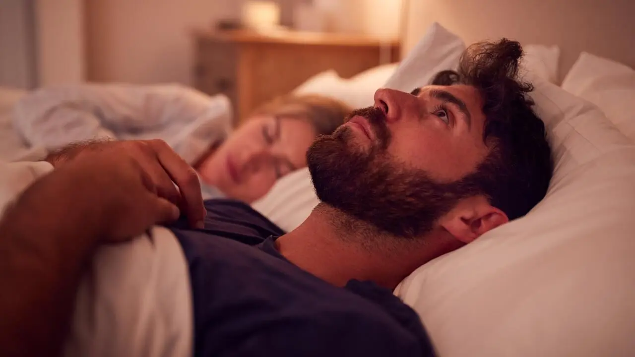 فوت و فت زندگی مشترک؛ استرس کار چگونه به خواب همسرتان سرایت می‌کند؟