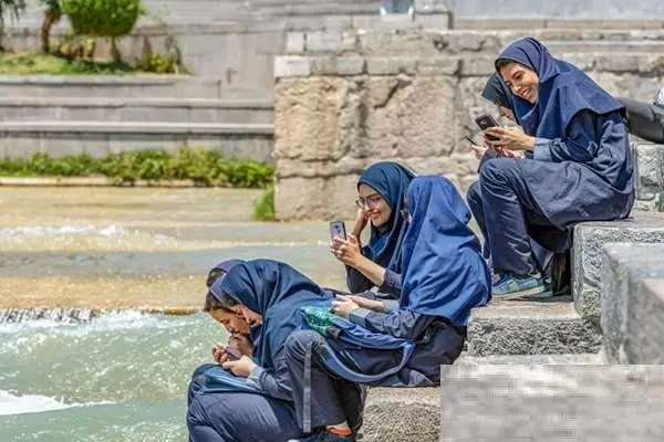 چرا نسل Z از مدارس و نهادهای سنتی ایران «فرار» می‌کند؟