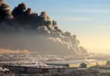 ویدئو؛ لحظه عبور یک هواپیمای مسافربری از بالای یک انبار در حال سوختن در مسکو