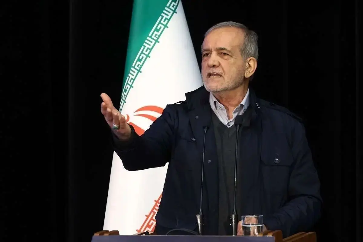  پزشکیان به نشانۀ اعتراض گرمایش سالن کتش را درآورد