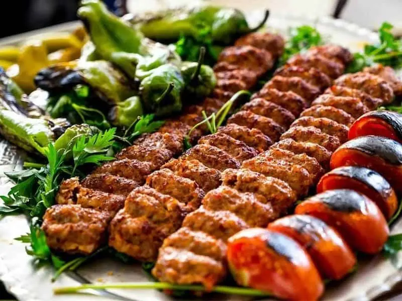 ببینید؛ چگونه ظرف کمتر از دو دقیقه کباب را به سیخ بکشیم