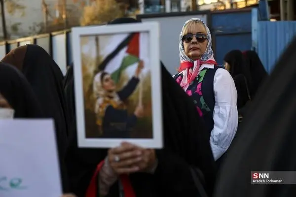 تصاویر؛ تجمع حمایت از مهدیه اسفندیاری مقابل سفارت فرانسه در تهران