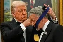 ترامپ مدال افتخار را بر گردن سیلوستر استالونه انداخت