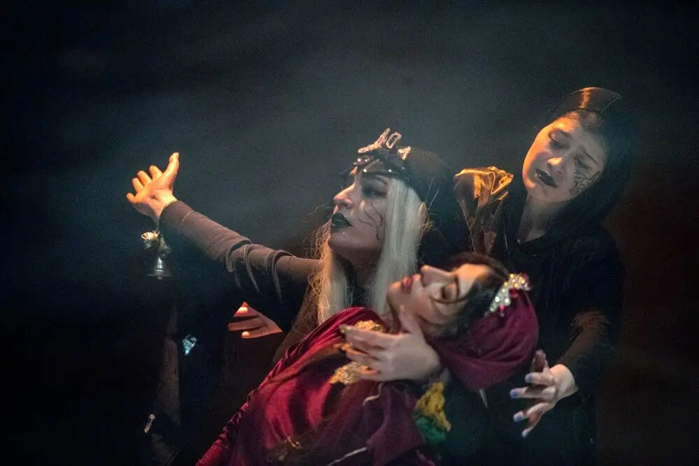 تصاویر؛ نمایش «تل‌خاب»؛ تولدی که از تن نمی‌آید