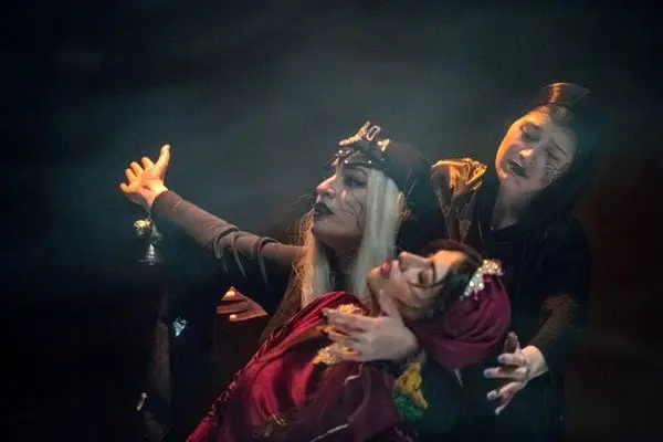 تصاویر؛ نمایش «تل‌خاب»؛ تولدی که از تن نمی‌آید