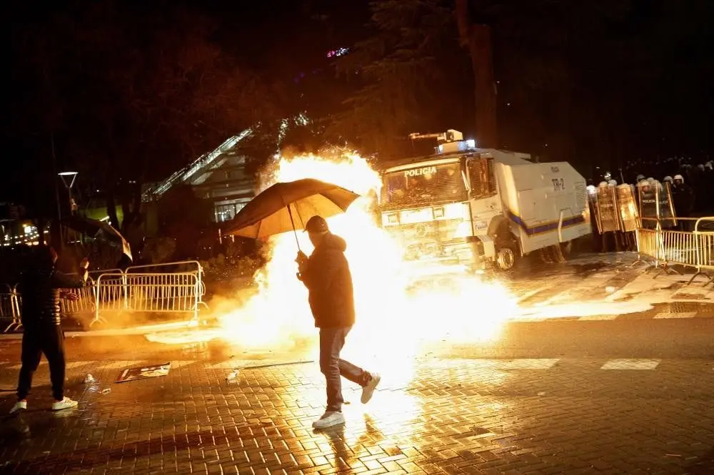 درگیری خشن پلیس آلبانی با معترضان