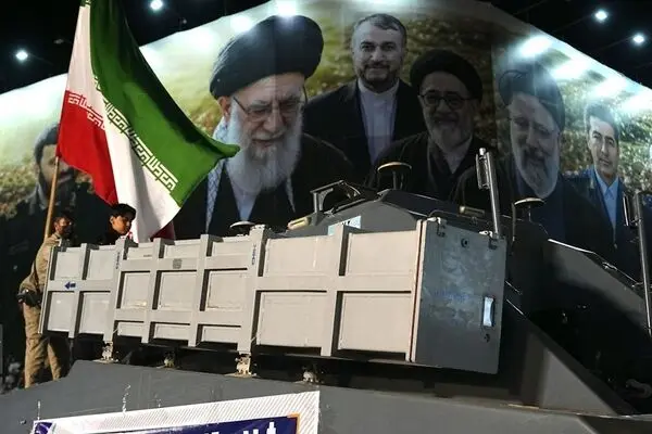 تصاویر؛ رونمایی از یک شناور تندروی هجومی در میدان انقلاب