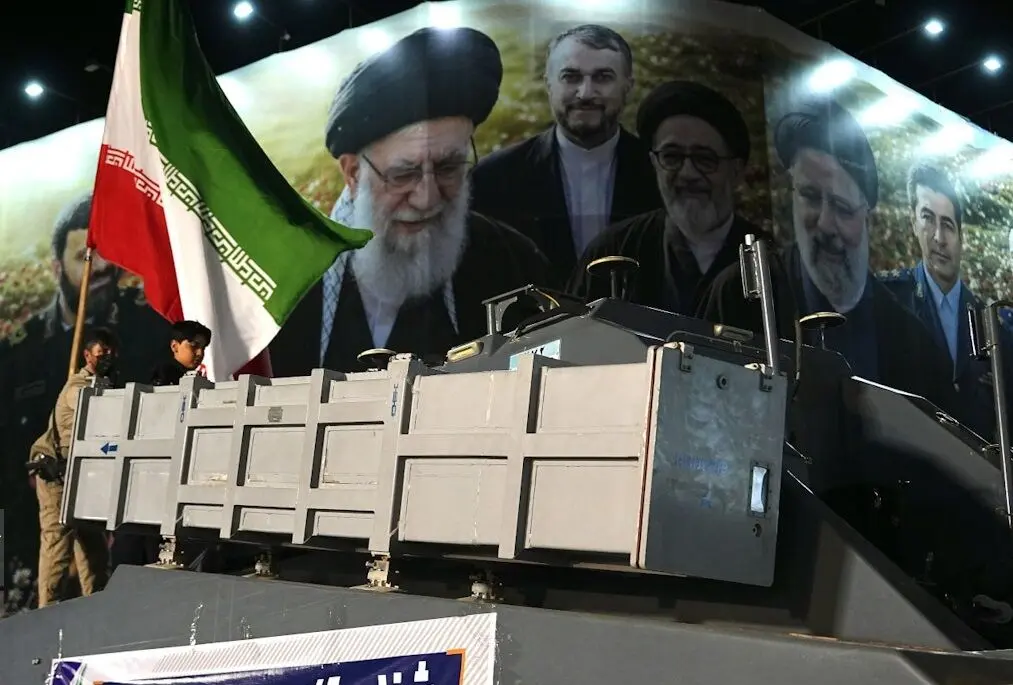 تصاویر؛ رونمایی از یک شناور تندروی هجومی در میدان انقلاب