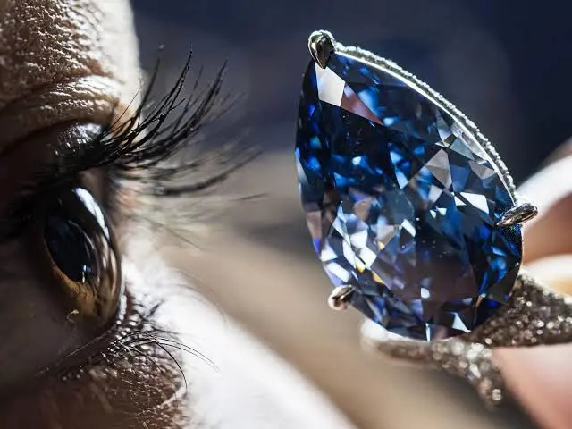 حلقه الماس آبی کمیاب ۲۵ میلیون دلار به فروش رسید