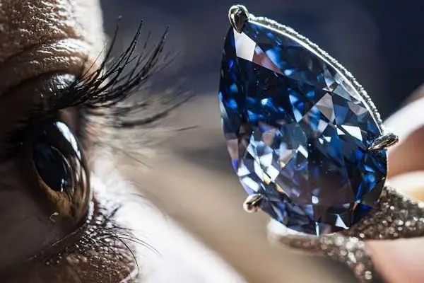 حلقه الماس آبی کمیاب ۲۵ میلیون دلار به فروش رسید