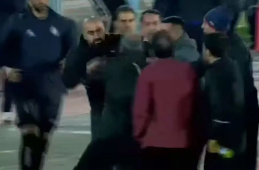 ببینید؛ درگیری شدید مازیار و خداداد کنار زمین و اخراج هردو!
