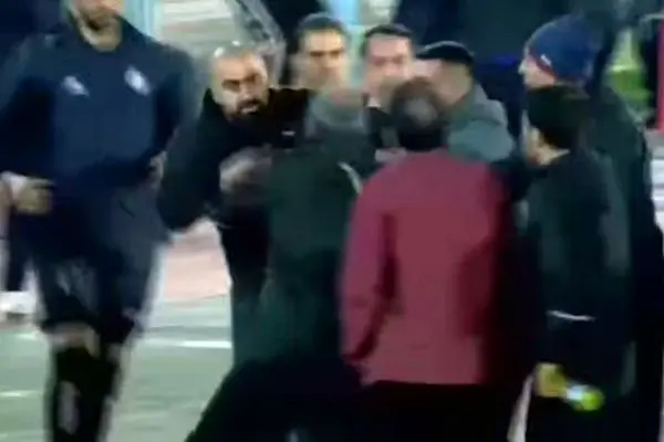 ببینید؛ درگیری شدید مازیار و خداداد کنار زمین و اخراج هردو!