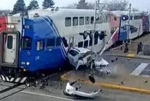 برخورد دو قطار با خودروی گیرکرده در تقاطع همسطح