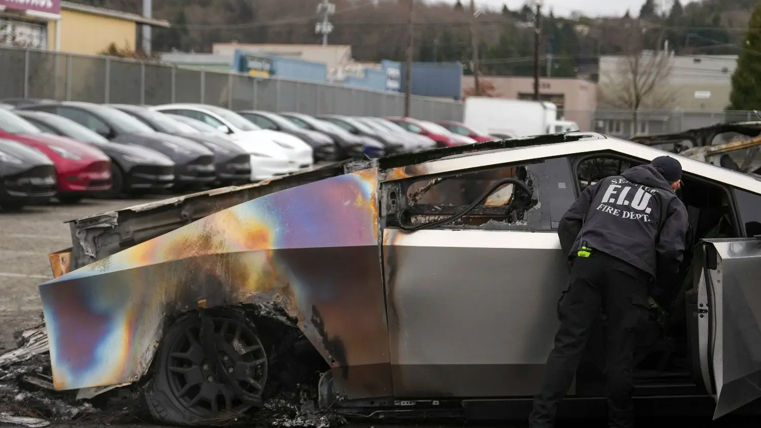 آتش‌سوزی بزرگ در نمایندگی تسلا