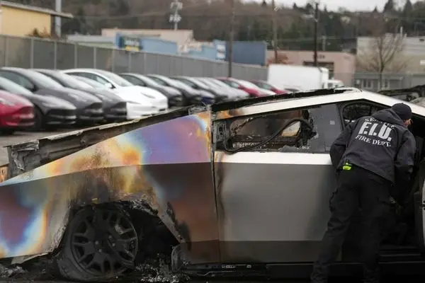 آتش‌سوزی بزرگ در نمایندگی تسلا