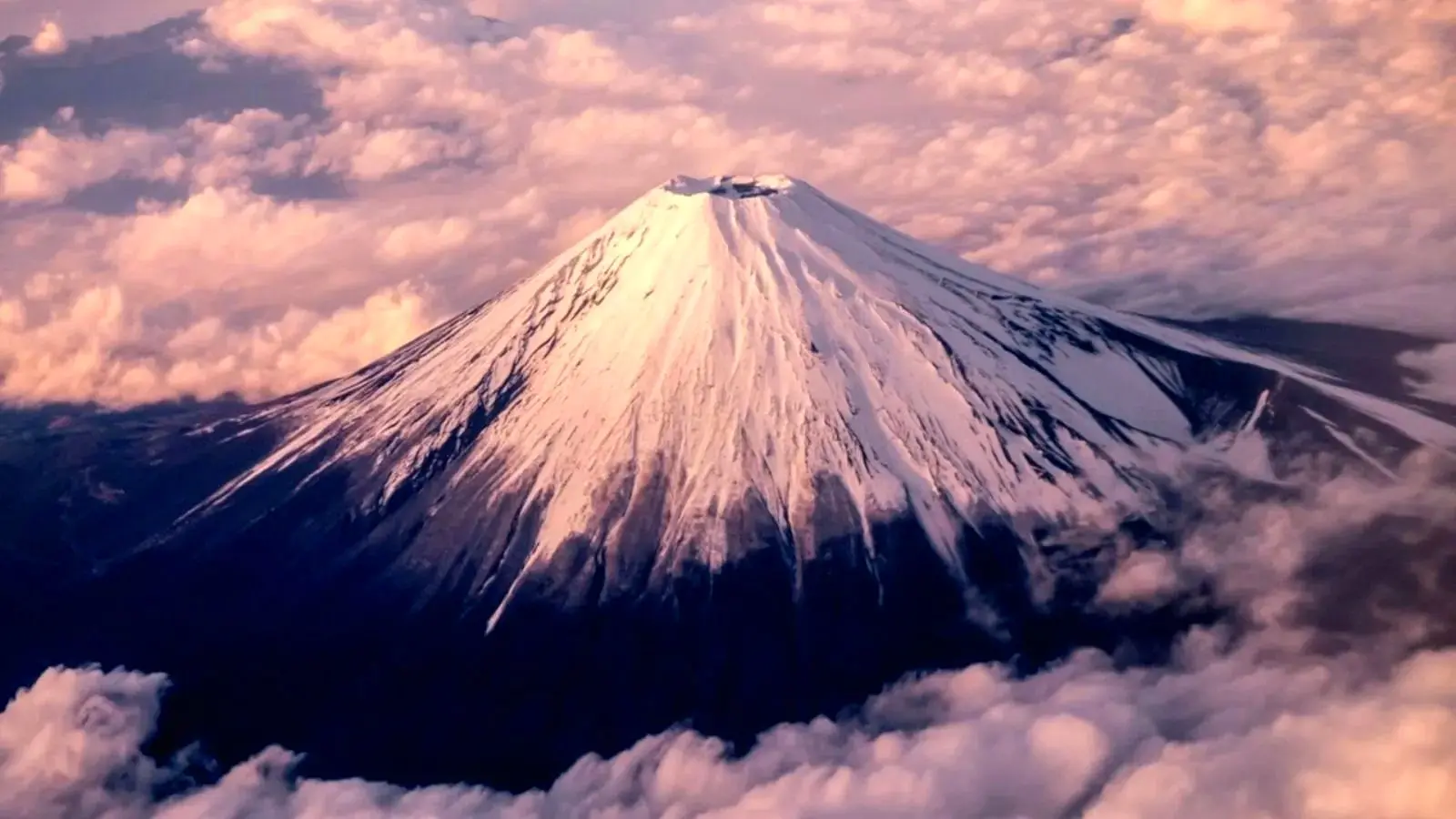 نمای کوه فوجی ژاپن از پنجره هواپیمای ترامپ