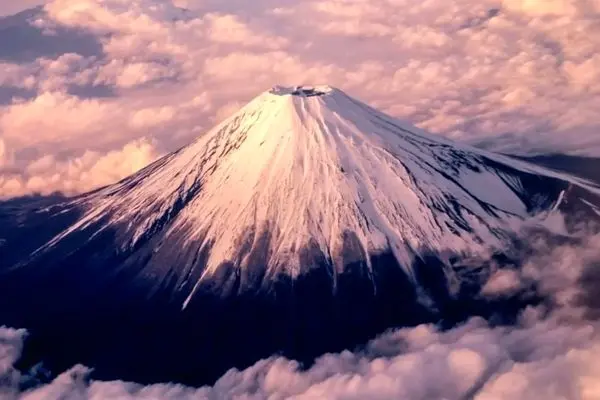 نمای کوه فوجی ژاپن از پنجره هواپیمای ترامپ