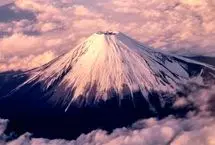 نمای کوه فوجی ژاپن از پنجره هواپیمای ترامپ