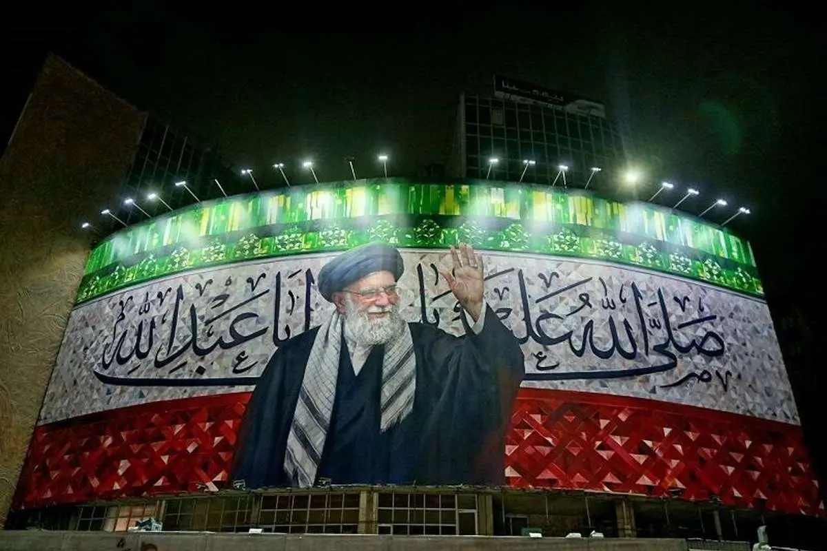 جدیدترین دیوارنگاره میدان ولیعصر با تصویری از رهبر معظم انقلاب
