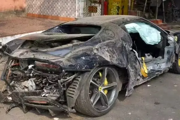 ببینید؛ تصادف شدید خودروی فراری با تیر برق و درخت