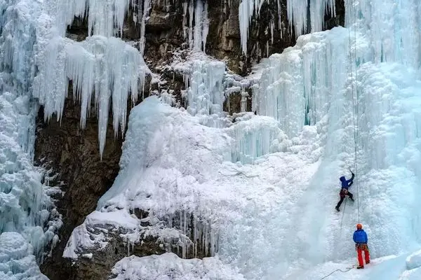 داخل یک آبشار یخ‌زده چه شکلی است؟ 