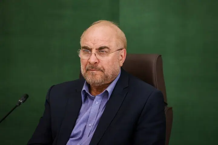 قالیباف کتاب رهبر انقلاب را به رئیس جمهور پاکستان اهدا کرد