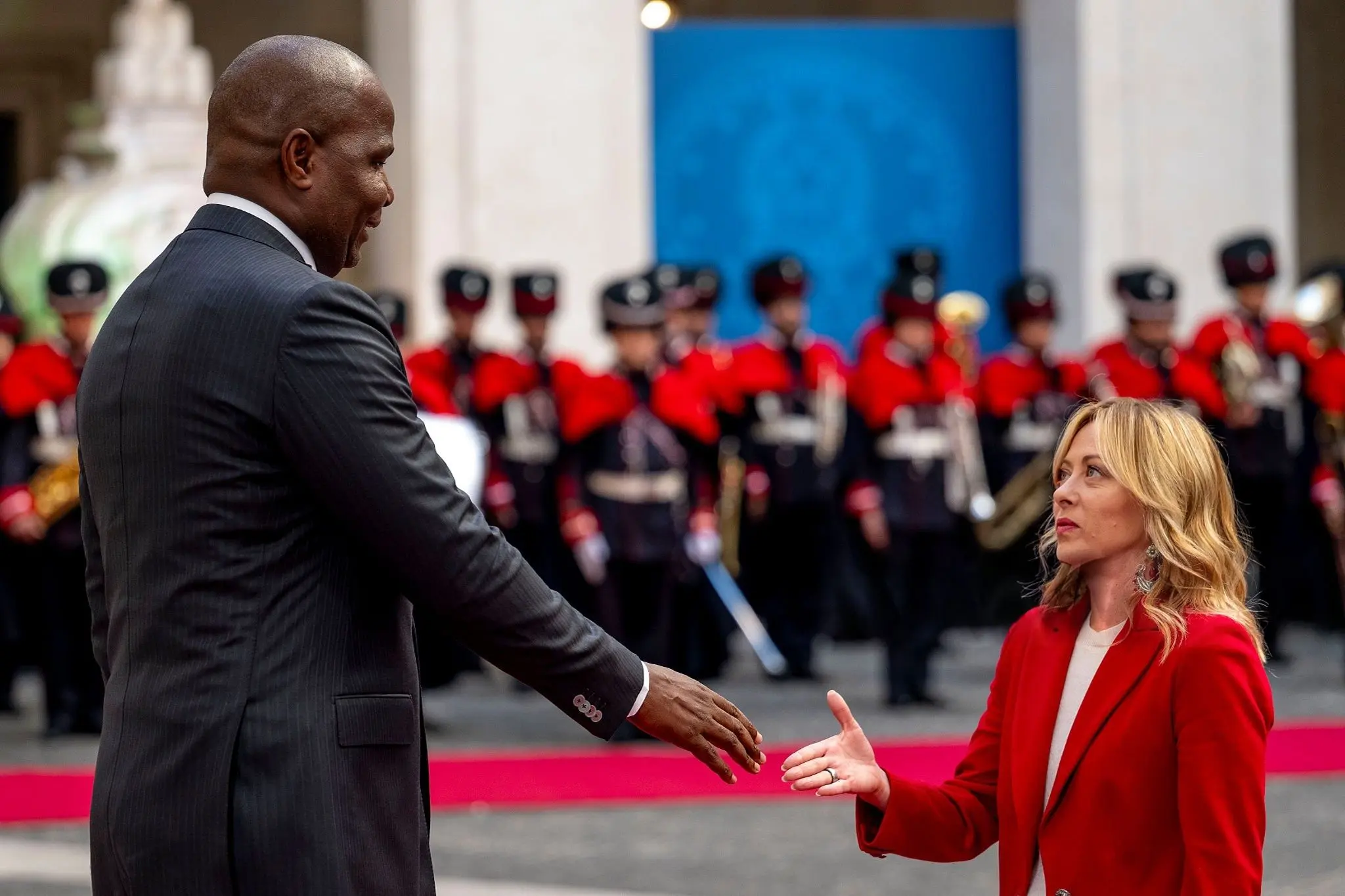 اختلاف قد چشمگیر جورجیا ملونی با رئیس‌جمهور موزامبیک سوژه داغ رسانه‌ها شد