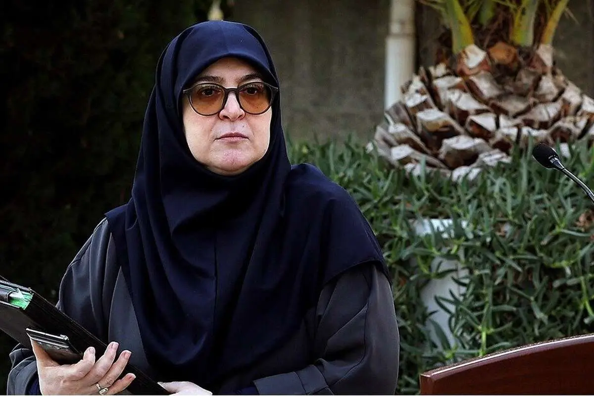 واکنش مهاجرانی به گرمای هوا حین سخنرانی