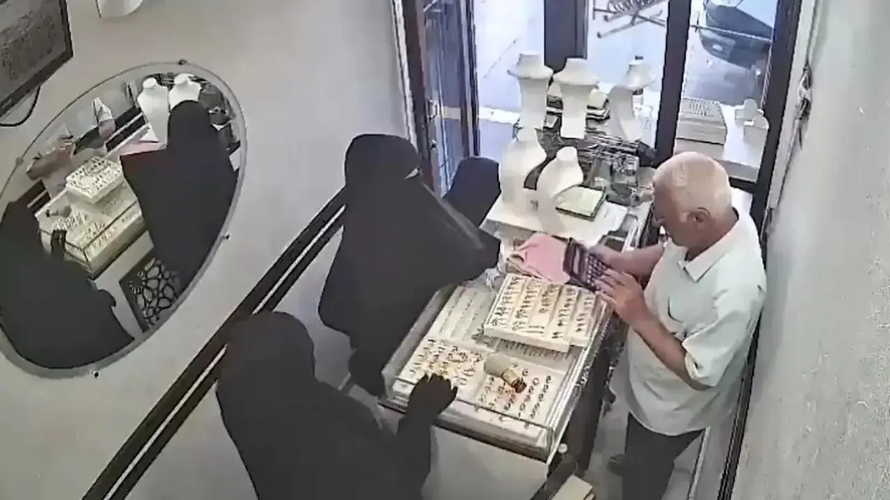 ببینید؛ سرقت ۲,۵ کیلوگرم طلا توسط سه زن با پوشش چادر