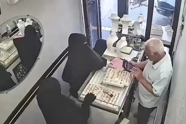 ببینید؛ سرقت ۲,۵ کیلوگرم طلا توسط سه زن با پوشش چادر