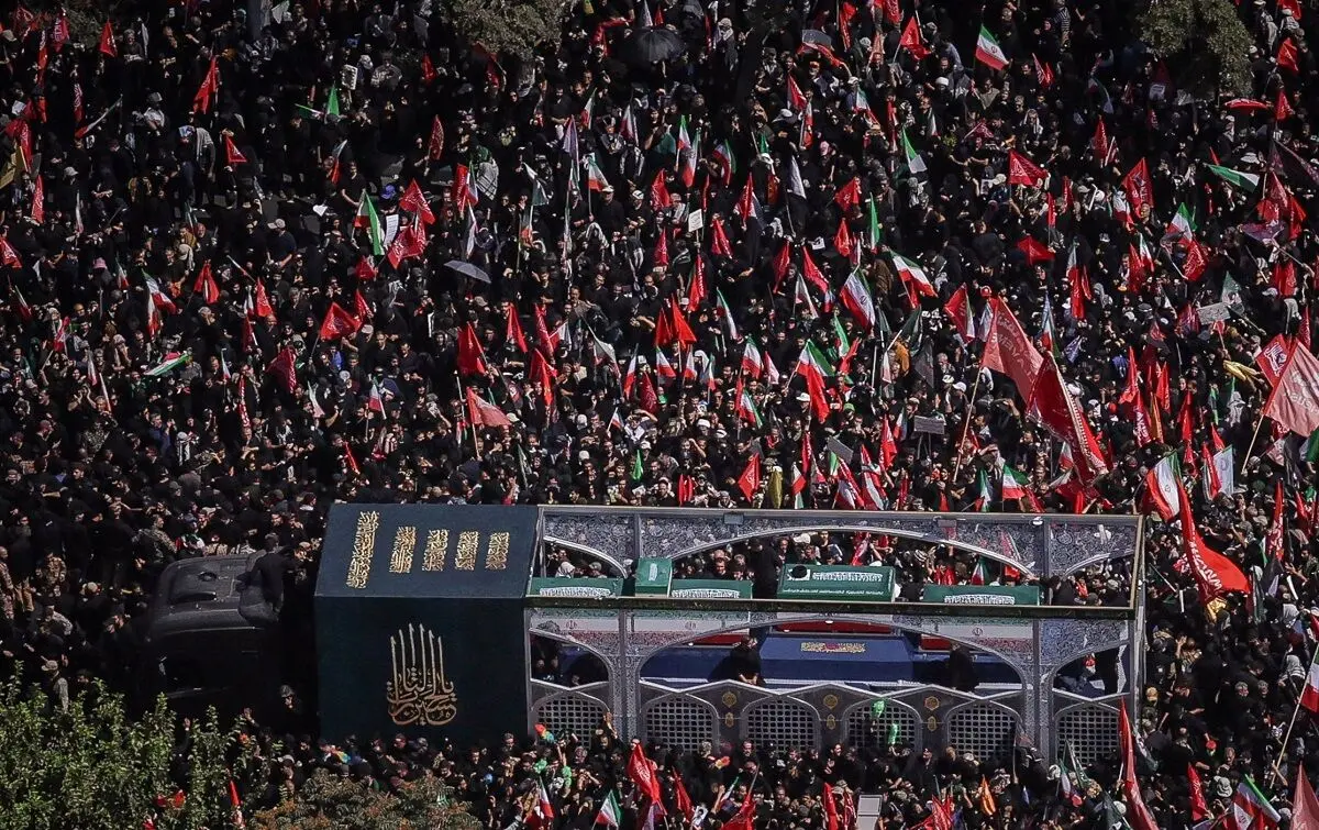 گزارش سی‌ان‌ان درباره پرچم‌های قرمز مراسم تشییع رهبر انقلاب