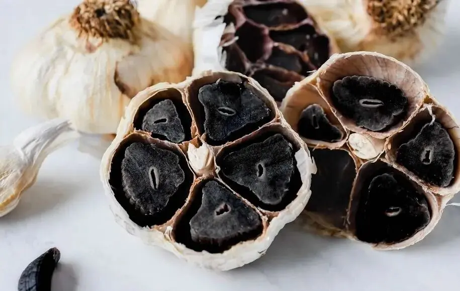 چهار خاصیت فوق العاده سیر سیاه برای معده