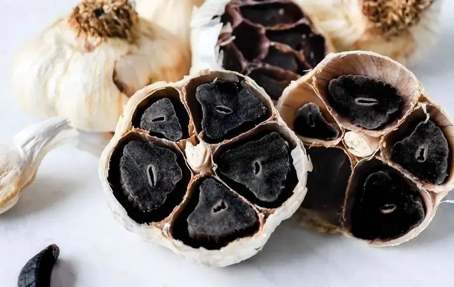 چهار خاصیت فوق العاده سیر سیاه برای معده