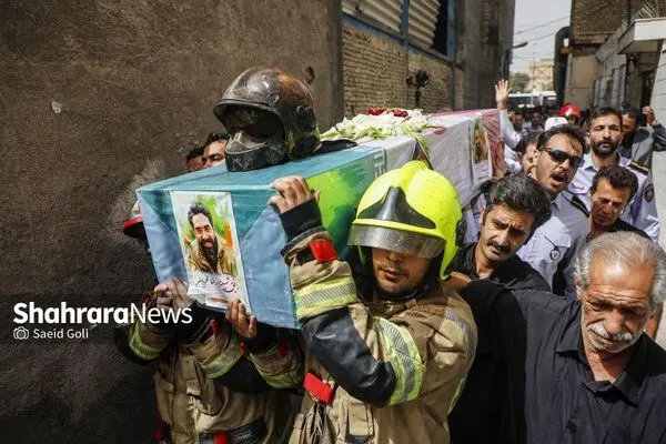 تصاویر؛ وداع با آتش‌نشان فداکار در حرم امام رضا(ع)