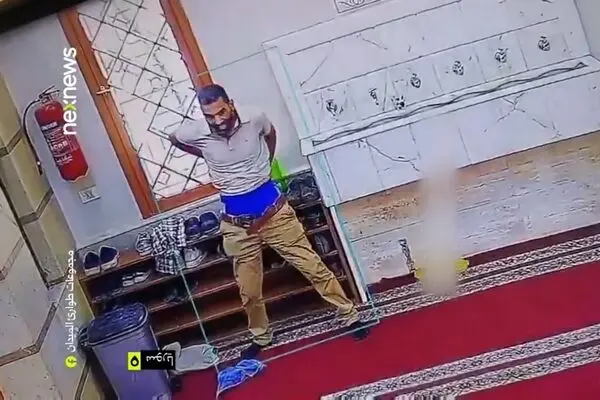 سرقت عجیب کفش نمازگزاران با جاسازی در لباس زیر