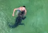 تصاویر؛ شنا با تمساح خانگی در استخر خانوادگی!
