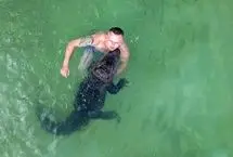 تصاویر؛ شنا با تمساح خانگی در استخر خانوادگی!