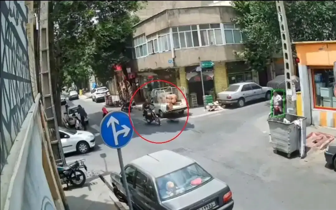 برخورد وحشتناک یک موتور با پژو ۲۰۶ در تهران