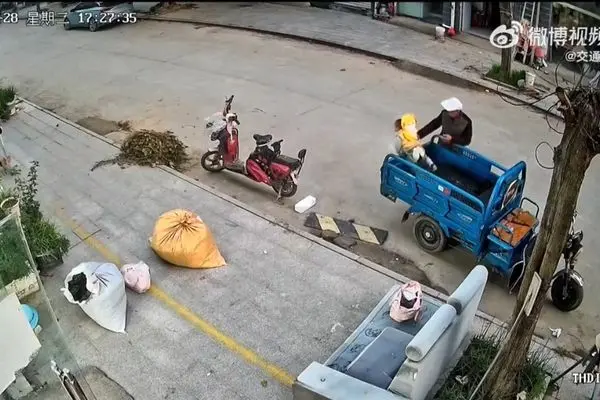 ببینید؛ سقوط پیاپی یک کودک از پشت موتور سه چرخ