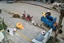 ببینید؛ سقوط پیاپی یک کودک از پشت موتور سه چرخ