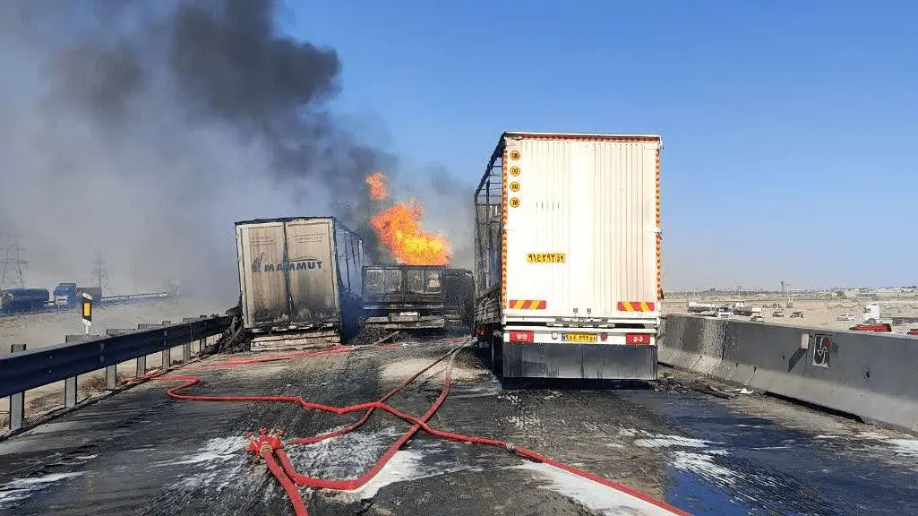 انفجار تانکر سوخت در یزد در پی برخورد با ۴ خودروی سنگین/ ۱ نفر کشته و ۵ نفر مصدوم شدند
