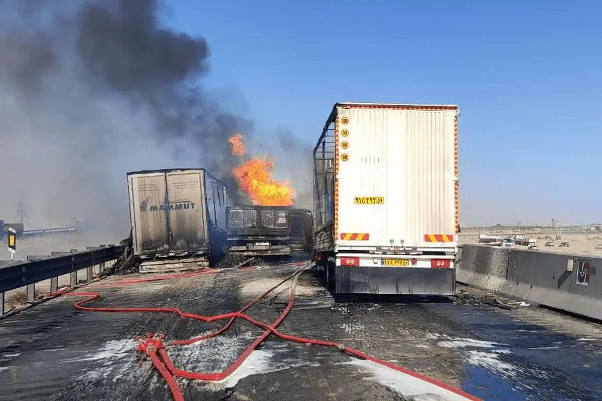 انفجار تانکر سوخت در یزد در پی برخورد با ۴ خودروی سنگین/ ۱ نفر کشته و ۵ نفر مصدوم شدند
