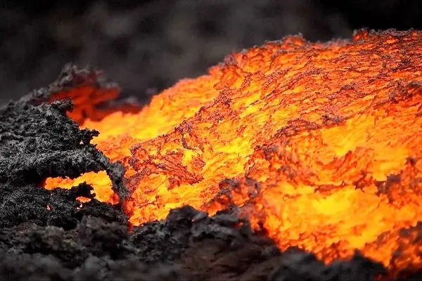 نمایی تماشایی از جریان گدازه‎های آتشین اتنا