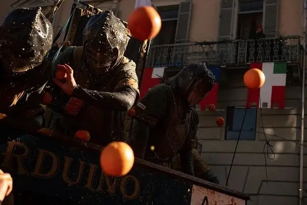 پرتقال‌باران در بزرگ‌ترین نبرد میوه‌ای جهان