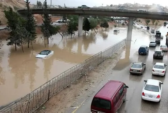 سقوط یک زن در گودال پر از آب در خیابان