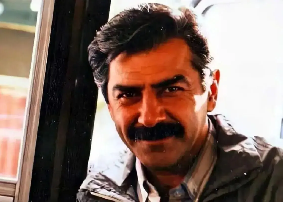 «فرامرز قریبیان» در حال قدم زدن با «بهمن مفید» در تهران؛ سال 57 