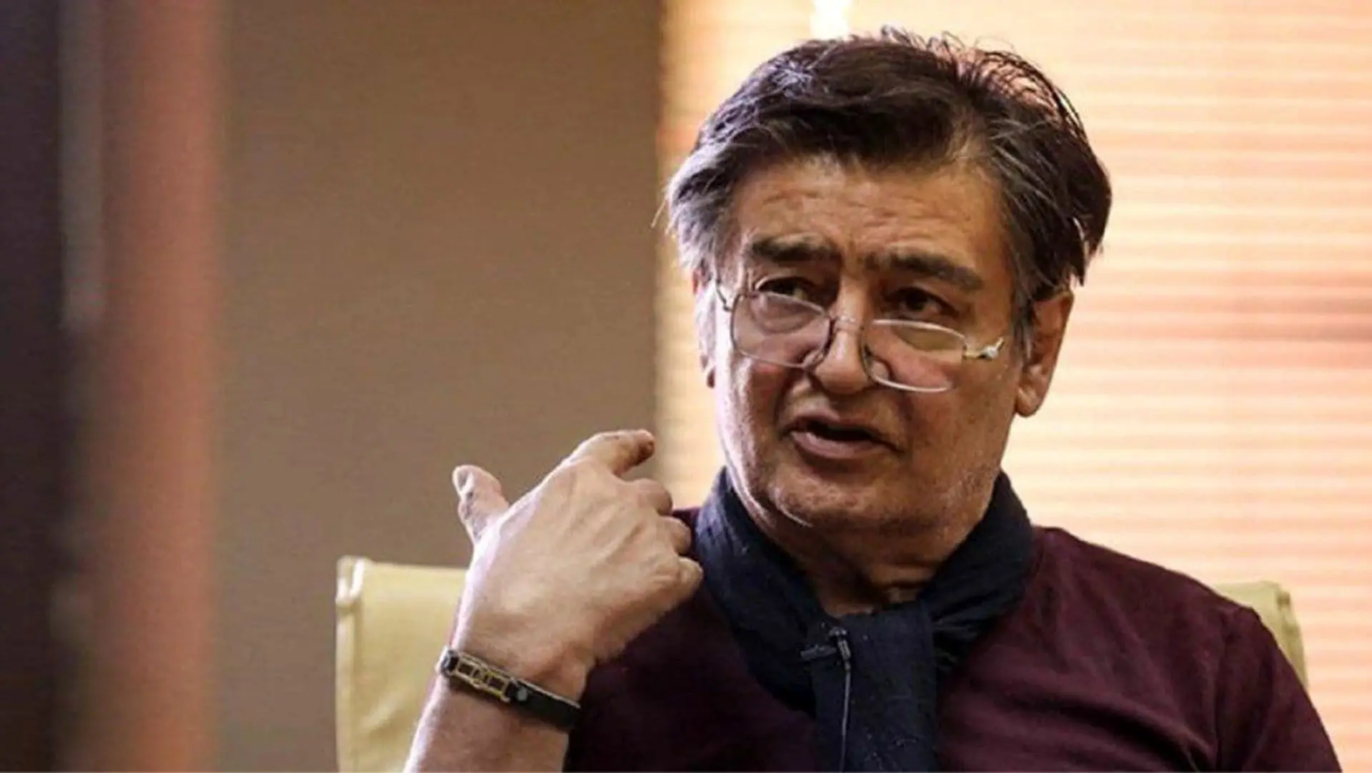 رضا رویگری ۴۳ ساله در کنار افسانه بایگان ۲۸ ساله؛ دهه ۶۰